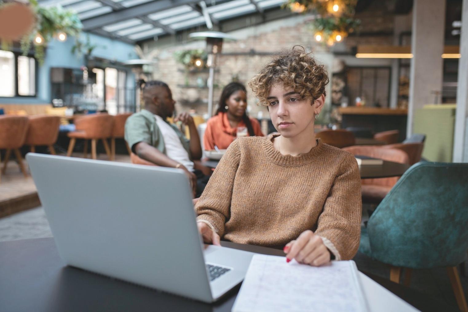 Profissional estudando modelagem financeira em ambiente flexível